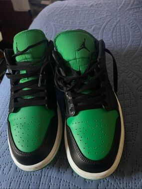 Jordan Men Low-Top Sneakers in Green and Black